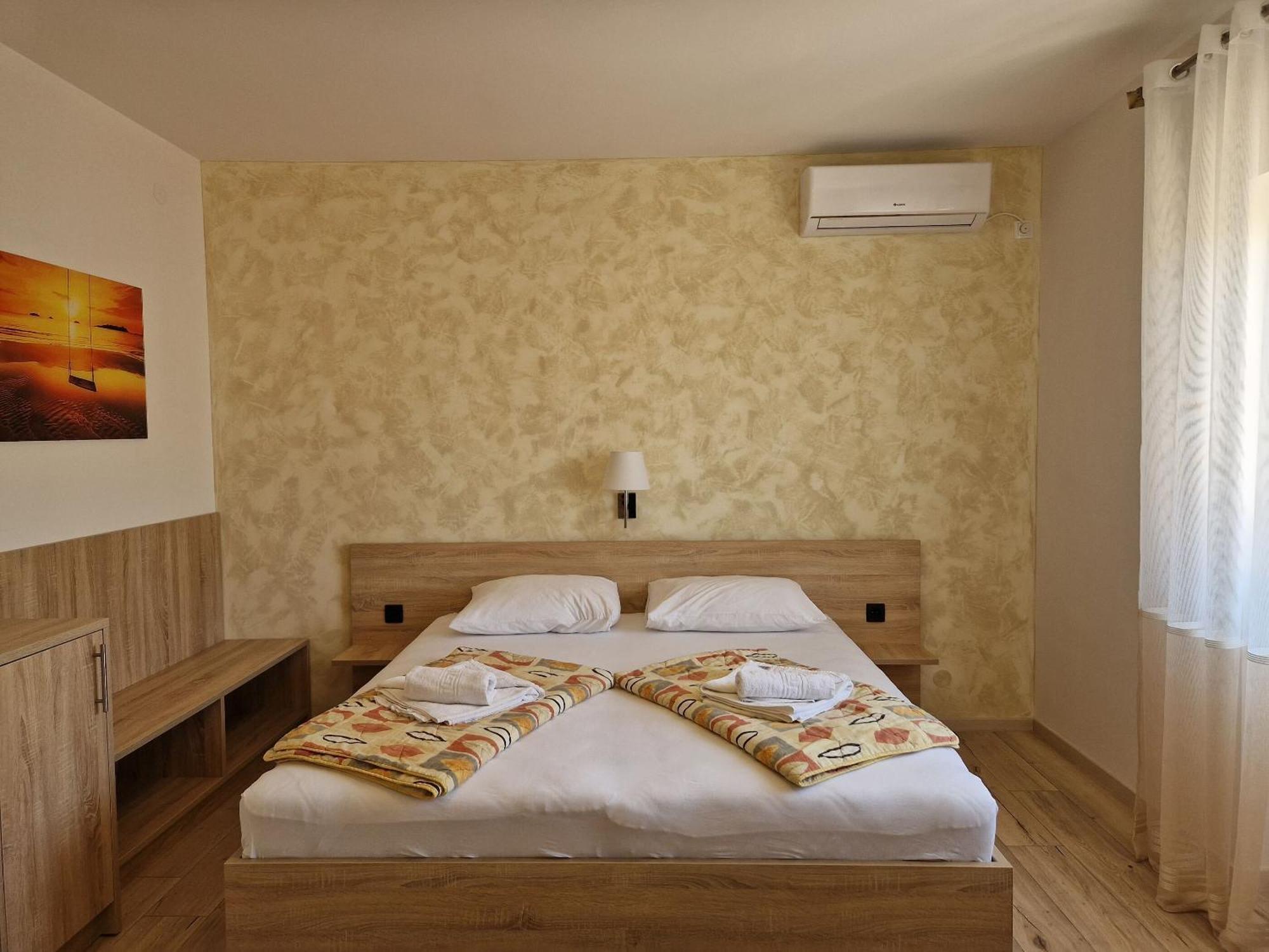 נובליה Apartment And Rooms Amenka מראה חיצוני תמונה