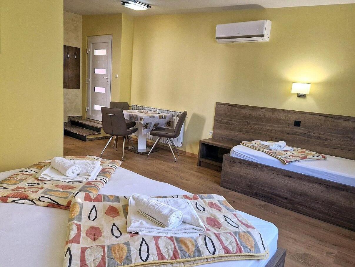 נובליה Apartment And Rooms Amenka מראה חיצוני תמונה
